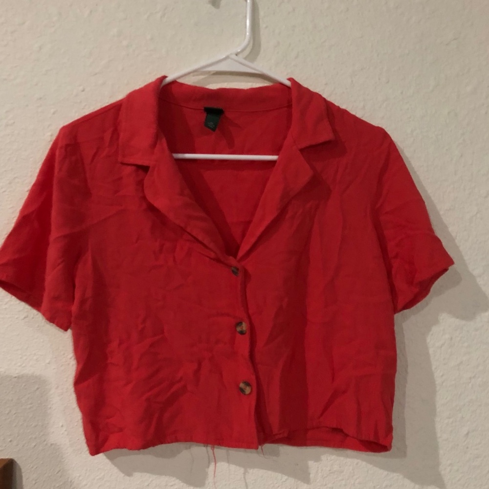scarlet crop tee